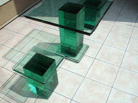 三井ホーム・赤羽展示場　積層ガラスの椅子とテーブル