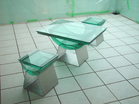 三井ホーム・平井展示場　積層ガラスのテーブルと椅子