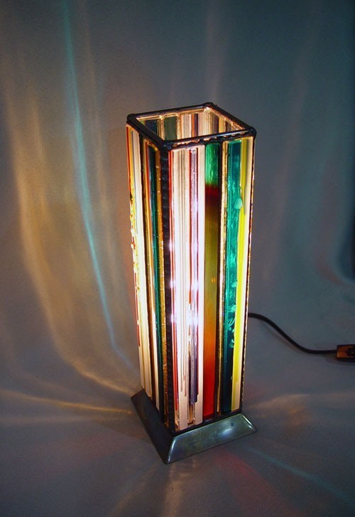 品番：Quadratic Prism Light 001 材質：ガラス 技法：フュージング、ステンドグラス、カッパーフォイル技法による組み立て サイズ：80x80x280 mm No.2