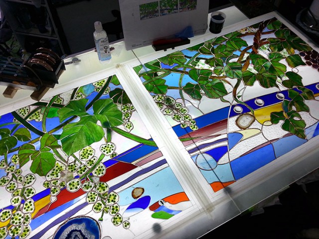 20140909_Stainedglass_Grape_cutting-640x480