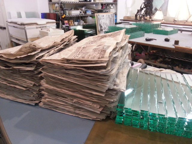 ガラス入荷後、クッション材の新聞たたみ