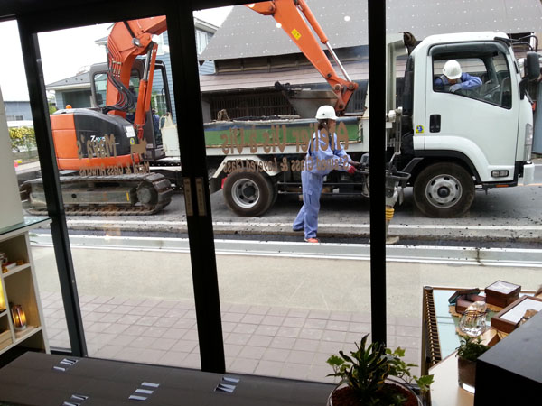 アトリエの前は側溝の工事中