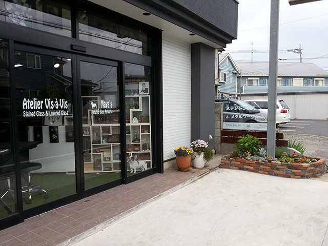 花壇、看板、ムルティプラ、そしてガブリエル店長代理。