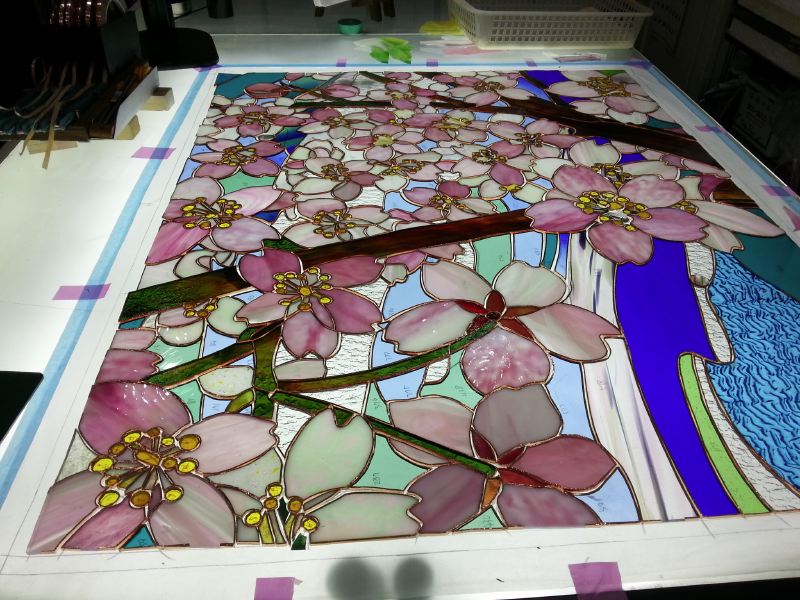桜の花のステンドグラス、左側のパネル　ガラスカット終了