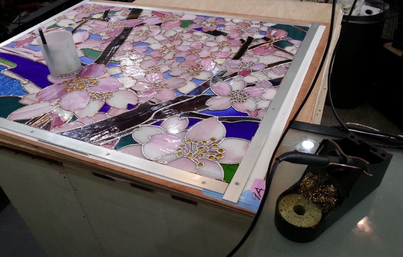 桜の花のステンドグラス、左側のパネルが完成しました。