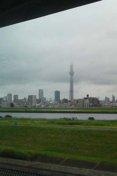 雲に隠されるスカイツリー