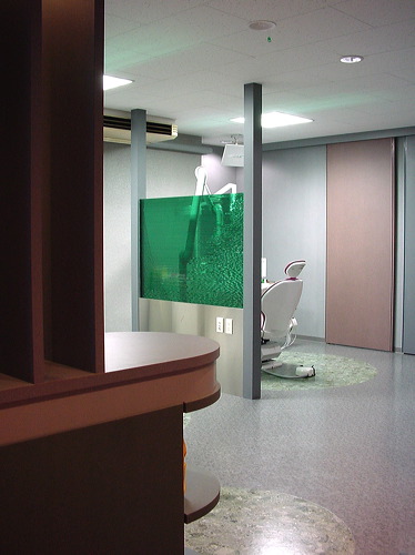 浜崎歯科医院　診療室の積層ガラスパーティション