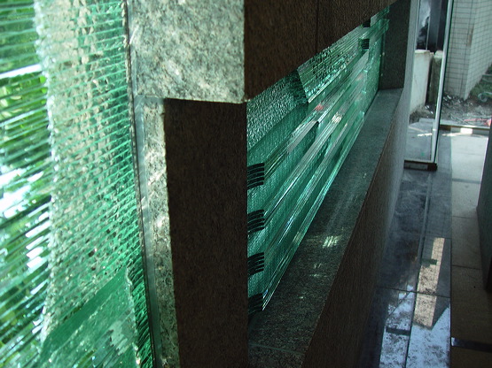 綱島東マンション　エントランスロビーの積層ガラス窓