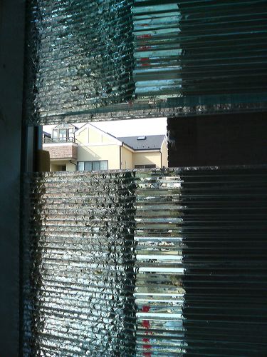 山本邸　玄関ドア両サイドの積層ガラス