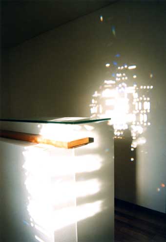 神山邸・ステンドグラス　光彩、西日がステンドグラスを通して床や壁に光のアートを映し出す。