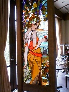 オークビレッジ・柏の葉　　Mucha 原画による絵付けステンドグラス / 表面