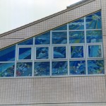 横浜市北部地域療育センターの外観です。オパールセントグラスを使用しているので昼間でも外から絵柄がはっきり見えます。