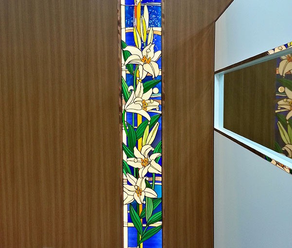 藤沢デンタルクリニック　診療室・壁面 百合のステンドグラスデザイン　アトリエビザビ　若林茂人