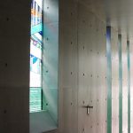 コンクリート打ち放しの集合住宅のエントランス部 積層ガラス・ステンドグラス・エッチンググラスをミックスしたアートグラスです。アトリエビザビ　若林茂人
