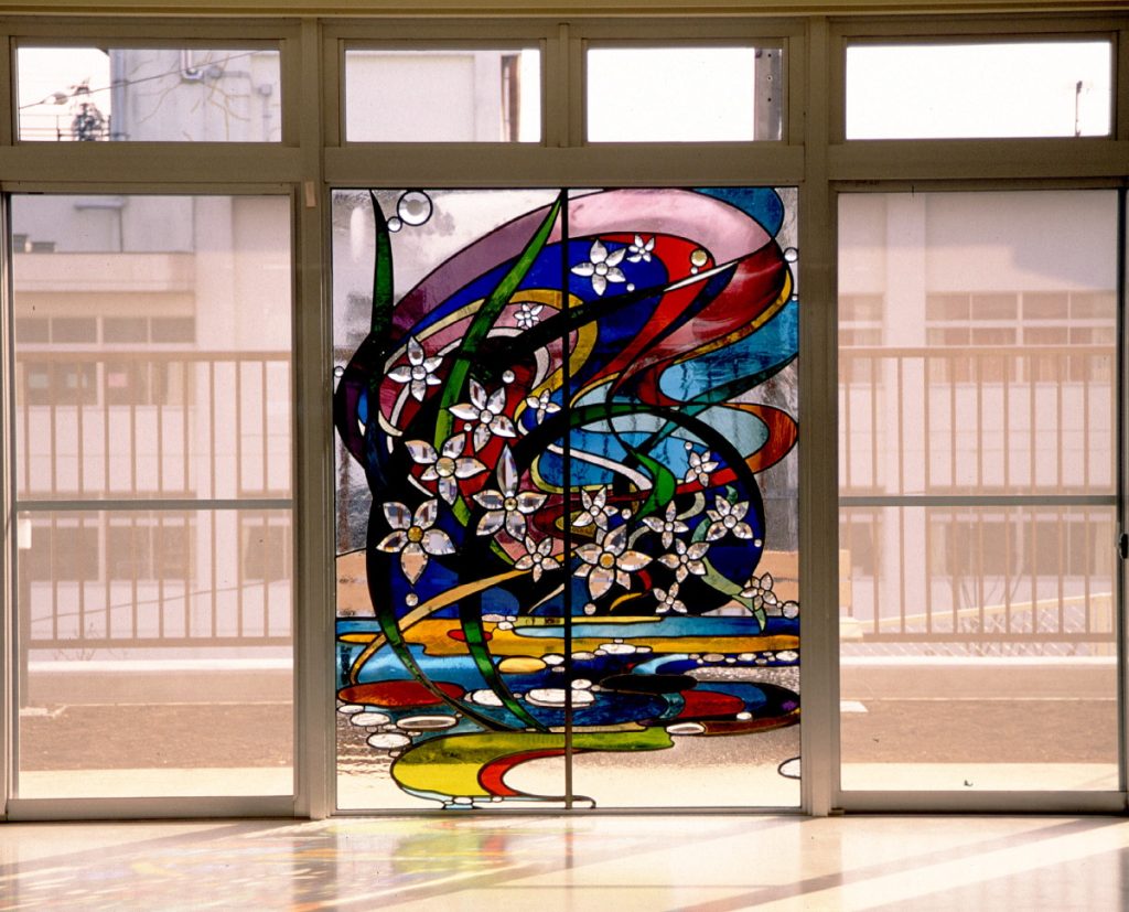 アトリエビザビ　若林茂人 光の園・神奈川  特別養護老人ホーム・光の園　待合ロビーに設置された　ステンドグラス  8ミリ厚のB270を面取り加工　ガラスはフィッシャー、ランバーツのガラスを使用。