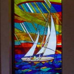 九十九里の家 光と風を帆に受けて、進むヨットのステンドグラス アトリエビザビ　若林茂人